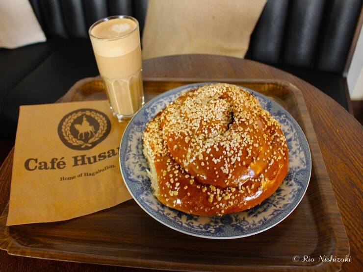 【世界のカフェ】スウェーデンで見つけた巨大シナモンロールが食べられる老舗カフェ・フサーレン(Café Husaren)