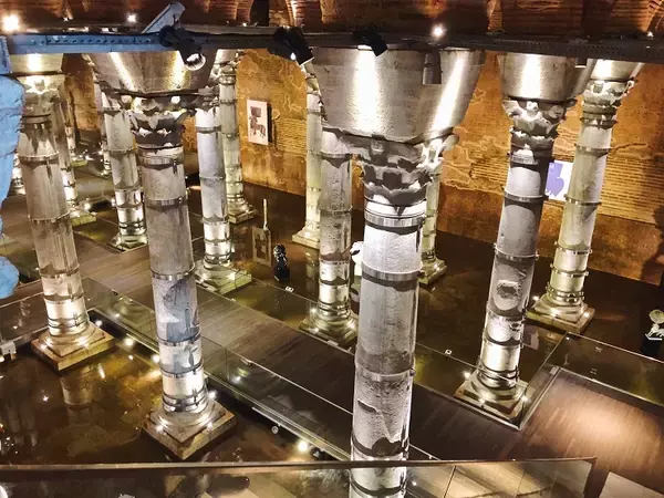 「トルコ・イスタンブールの地下には宮殿が？！テオドシウスが造った貯水池が荘厳すぎる」の画像