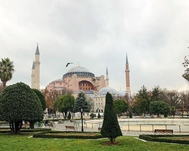 トルコのブルーモスクを眺めながら癒しのカフェタイムを堪能できるお店 / イスタンブール・スルタンアフメット地区の「ソファーカフェ＆レストラン」