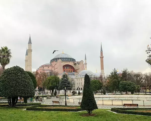 トルコのブルーモスクを眺めながら癒しのカフェタイムを堪能できるお店 / イスタンブール・スルタンアフメット地区の「ソファーカフェ＆レストラン」