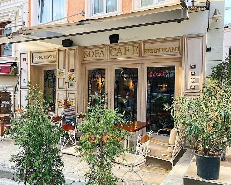 トルコのブルーモスクを眺めながら癒しのカフェタイムを堪能できるお店 / イスタンブール・スルタンアフメット地区の「ソファーカフェ＆レストラン」