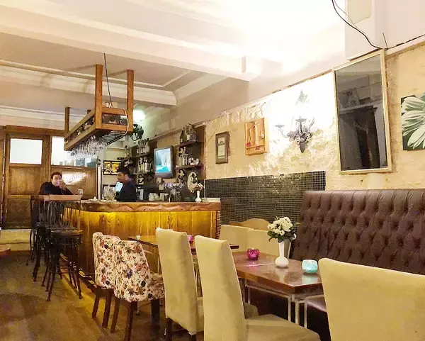 「トルコのブルーモスクを眺めながら癒しのカフェタイムを堪能できるお店 / イスタンブール・スルタンアフメット地区の「ソファーカフェ＆レストラン」」の画像