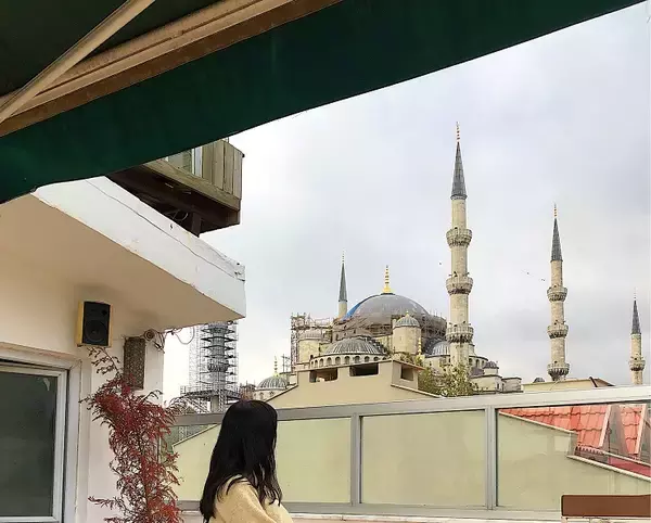 「トルコのブルーモスクを眺めながら癒しのカフェタイムを堪能できるお店 / イスタンブール・スルタンアフメット地区の「ソファーカフェ＆レストラン」」の画像