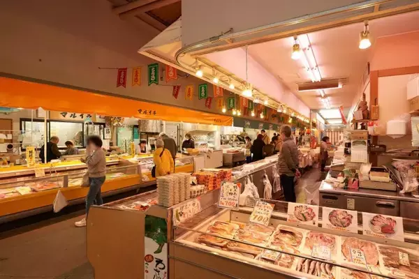 「マグロの水揚げ量日本一を誇る清水港で味わう絶品のお刺身定食 / 静岡市清水区の「河岸の市」」の画像
