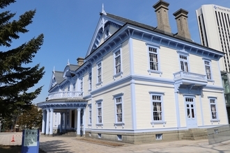 札幌市中央区中島公園にある白とブルーの美しい西洋館「豊平館（ほうへいかん）」