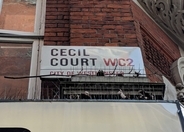 【世界の街角】モーツァルトも訪れたロンドン中心部の古書店街「セシル・コート」