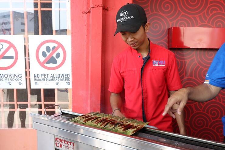 魚のすり身にココナッツミルクやスパイスなどを練り込み、ヤシの葉に包んで焼いたニョニャ料理「オタオタ（Otak Otak）」