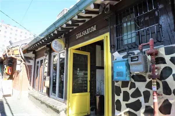「あんバターサンドが話題のおしゃれな韓国ソウルの韓屋カフェ「ソウルコーヒー」」の画像