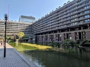 団地マニア必見! 迫力のブルータリスト建築、ロンドン中心部のマンモス団地「バービカン・エステート」