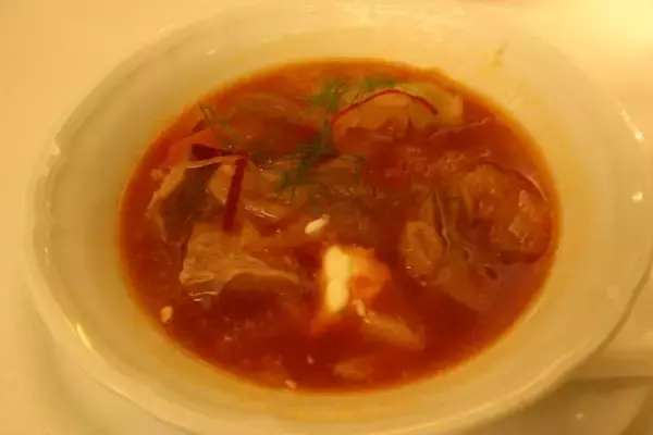 「東京・新宿歌舞伎町で楽しむ本格ロシア料理とは？ / 異国情緒漂う『スンガリー』でロシアの家庭料理を満喫」の画像