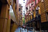 「【世界のストリートアート】シドニーのストリートに吊り下げられた無数の鳥かごの意味とは？ / オーストラリア・エンジェルプレイスの「FORGOTTEN SONGS （忘れられた歌）」」の画像1