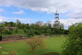ドイツ・シュトゥットガルトのキレスベルク公園にある不思議な形の展望台から絶景を楽しむ