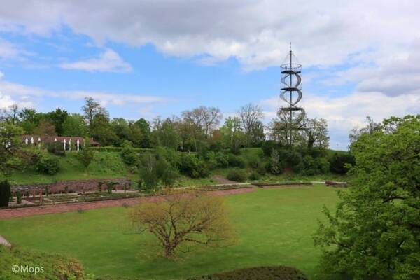 ドイツ シュトゥットガルトのキレスベルク公園にある不思議な形の展望台から絶景を楽しむ 19年9月26日 エキサイトニュース