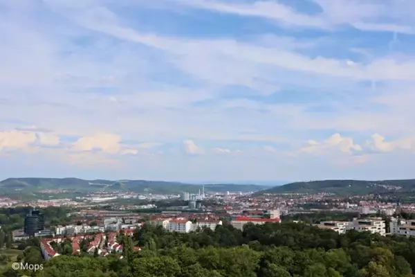 「ドイツ・シュトゥットガルトのキレスベルク公園にある不思議な形の展望台から絶景を楽しむ」の画像
