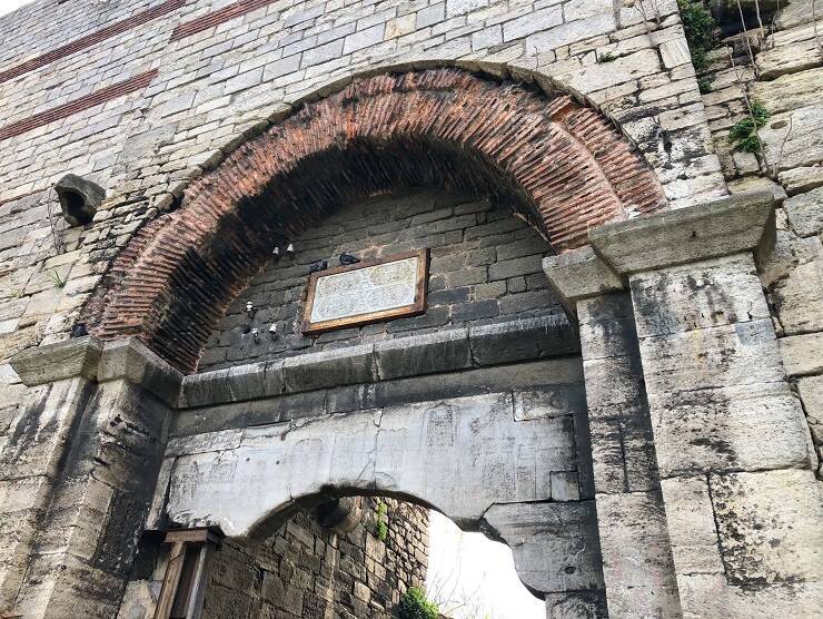 難攻不落といわれた城壁！コンスタンティノープル陥落後に征服王メフメト2世が通った門「エディルネカプ」とは？