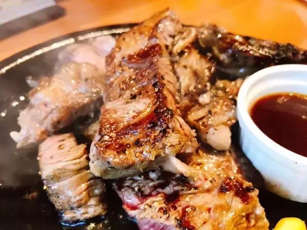 「海鮮居酒屋はなの舞が展開するステーキ専門レストラン「アッ！そうだステーキ」とは？」の画像