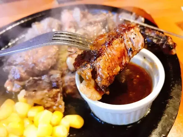 「海鮮居酒屋はなの舞が展開するステーキ専門レストラン「アッ！そうだステーキ」とは？」の画像