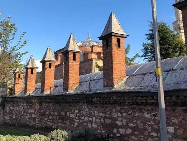 「トルコ・イスタンブール最古のビザンツ建築、ユスティニアヌス帝が聖人に捧げた教会「キュチュック・アヤソフィア」」の画像