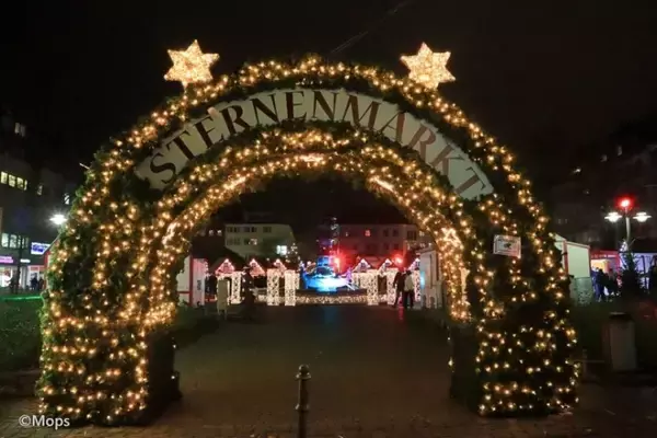 会場に響くクリスマスソングでノリノリ！ライン川のほとりドイツ・コブレンツのクリスマスマーケット