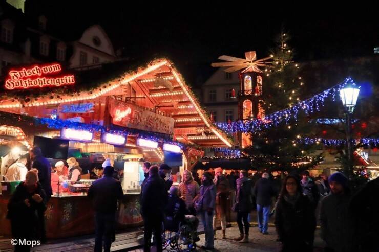 会場に響くクリスマスソングでノリノリ！ライン川のほとりドイツ・コブレンツのクリスマスマーケット
