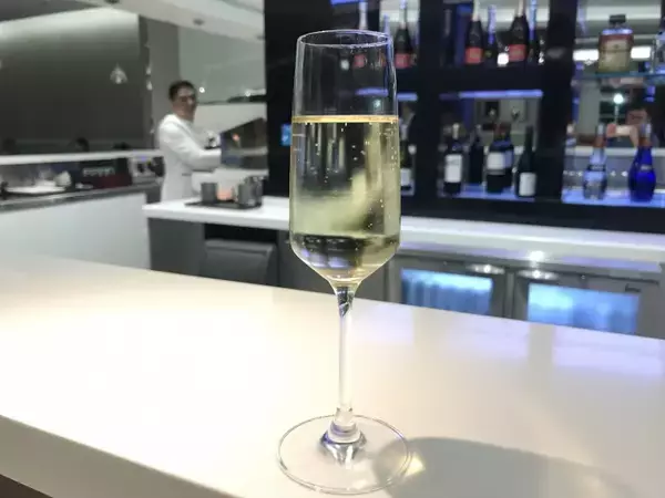 「【世界のラウンジ】UAE・アブダビ国際空港のエティハド航空ビジネスクラスラウンジとは？」の画像