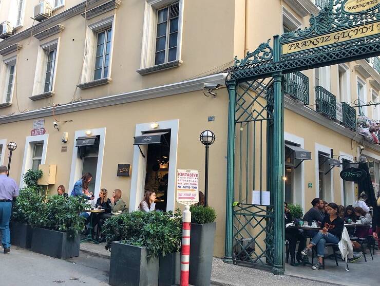 まるでフランスの街角！イスタンブール・カラキョイ地区の美しい通り「フレンチ・パサージュ」