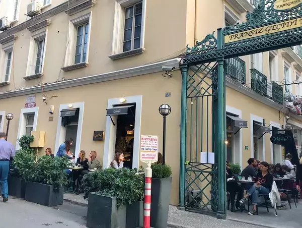 「まるでフランスの街角！イスタンブール・カラキョイ地区の美しい通り「フレンチ・パサージュ」」の画像