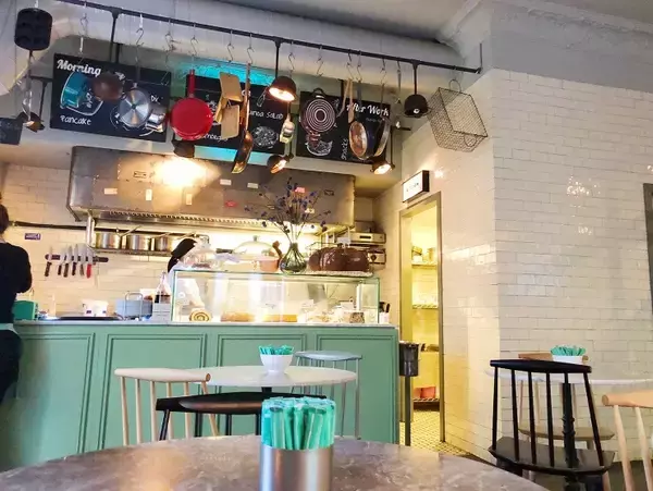 「まるでフランスの街角！イスタンブール・カラキョイ地区の美しい通り「フレンチ・パサージュ」」の画像