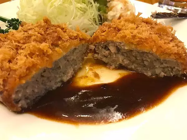 「100年以上続くビアホールで味わう最高のメンチカツ / 東京都千代田区神田神保町の「ランチョン」」の画像