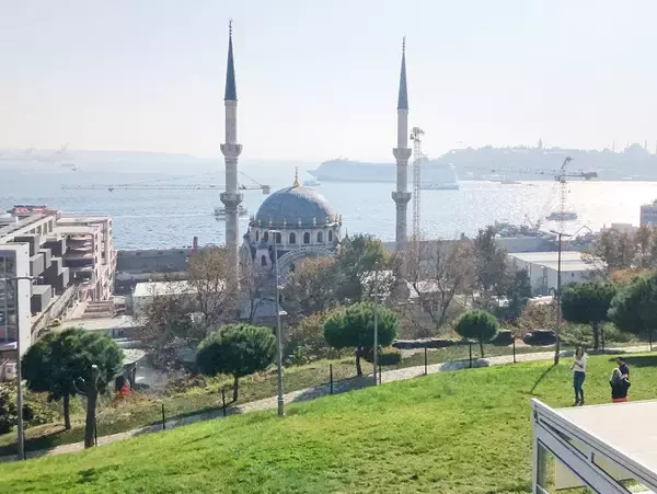 まるで宮殿のよう！オスマン帝国宮廷建築家バルヤン一家が手掛けたイスタンブールのイスラム寺院「ヌスレティエ・モスク」