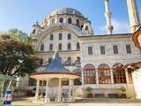 「まるで宮殿のよう！オスマン帝国宮廷建築家バルヤン一家が手掛けたイスタンブールのイスラム寺院「ヌスレティエ・モスク」」の画像3