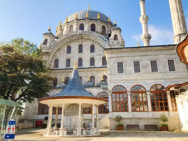 「まるで宮殿のよう！オスマン帝国宮廷建築家バルヤン一家が手掛けたイスタンブールのイスラム寺院「ヌスレティエ・モスク」」の画像