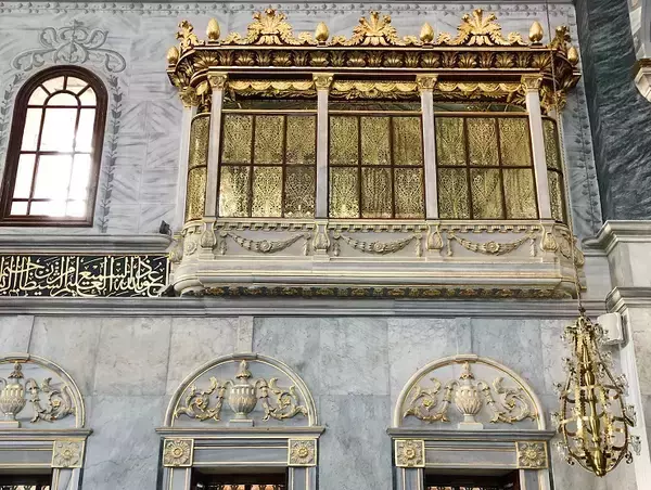 「まるで宮殿のよう！オスマン帝国宮廷建築家バルヤン一家が手掛けたイスタンブールのイスラム寺院「ヌスレティエ・モスク」」の画像