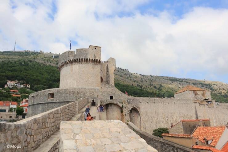 【世界の絶景】クロアチア・ドゥブロヴニク旧市街の絶景を見下ろしながら城壁ウォークを楽しむ