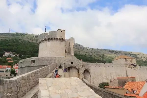 「【世界の絶景】クロアチア・ドゥブロヴニク旧市街の絶景を見下ろしながら城壁ウォークを楽しむ」の画像