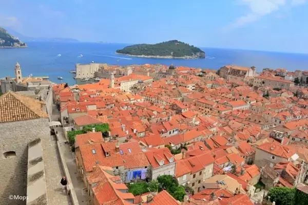 「【世界の絶景】クロアチア・ドゥブロヴニク旧市街の絶景を見下ろしながら城壁ウォークを楽しむ」の画像