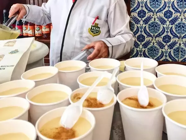 「トルコの発酵飲料ボザって？イスタンブールの老舗「ヴェファ・ボザジュス」で本格的なボザを味わおう！」の画像
