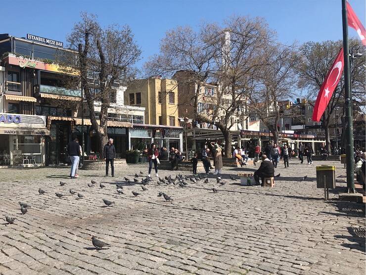 伝統的なトルコの餃子マントゥをイスタンブールの景勝地オルタキョイ「マントゥ・エヴィ」で味わう