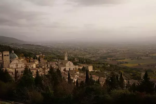 スローツーリズムの聖地　イタリア、アッシジの葡萄畑を歩く