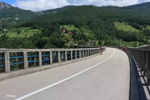 「ヨーロッパ最大規模！モンテネグロのタラ渓谷で、豊かな自然風景を楽しもう」の画像