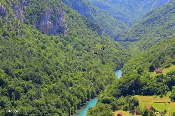 「ヨーロッパ最大規模！モンテネグロのタラ渓谷で、豊かな自然風景を楽しもう」の画像