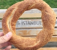 おうちで簡単にトルコの味わい！トルコで愛される定番のお菓子「トゥズル・スィミット・クラビエ」とは？