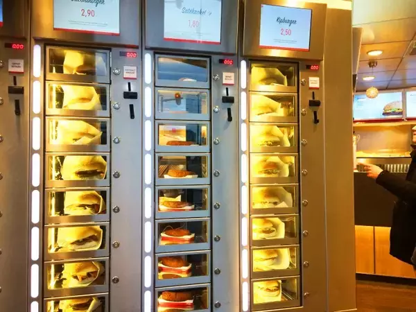 「【世界の自動販売機】オランダ中にある「コロッケの自販機」で出来立てホクホクのオランダ名物を楽しもう！」の画像