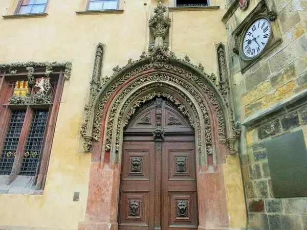 「なんとプラハに地下都市が！旧市庁舎のガイドツアーで中世のプラハを体感」の画像