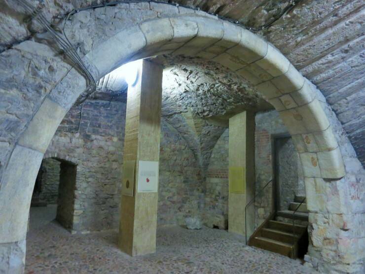 なんとプラハに地下都市が！旧市庁舎のガイドツアーで中世のプラハを体感