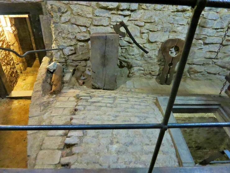 なんとプラハに地下都市が！旧市庁舎のガイドツアーで中世のプラハを体感