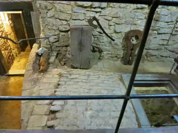 「なんとプラハに地下都市が！旧市庁舎のガイドツアーで中世のプラハを体感」の画像