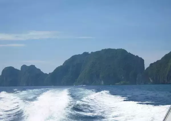 「エメラルドグリーンの絶景ビーチ！タイ・ピピ島のマヤベイは息をのむほどの美しさ」の画像