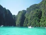 「エメラルドグリーンの絶景ビーチ！タイ・ピピ島のマヤベイは息をのむほどの美しさ」の画像4