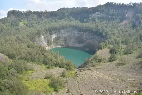 「【世界の絶景】インドネシアの山奥に眠る3色に輝く火口湖」の画像